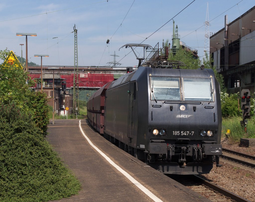 Nachschub fr die Kraftwerke an der Saar - MRCE 185 547-7 bringt einen NIAG Kohlezug aus dem Ruhrgebiet ins Saarland.
Der Ganzzug durchfhrt den Bahnhof Vlklingen.

19.06.2013 - Bahnstrecke 3230 Saarbrcken - Karthaus - KBS 685