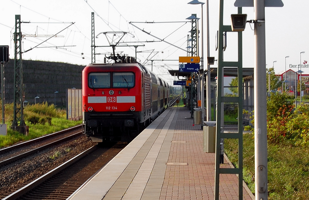 Nachschub leiste die 112 134 an der RE7 nach Krefeld, als sie hier in Allerheiligen abgelichtet wurde. 11.9.2010