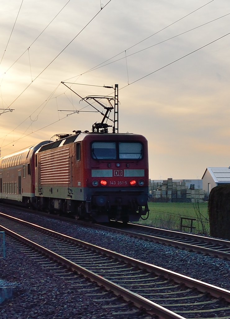 Nachschub vom Sandwich. Die 143 351-5 ist die zweite 143ziger aus dem Sandwich, das ich am Dienstagabend den 5.3.2013 bei Gubberath abgelichtet habe.