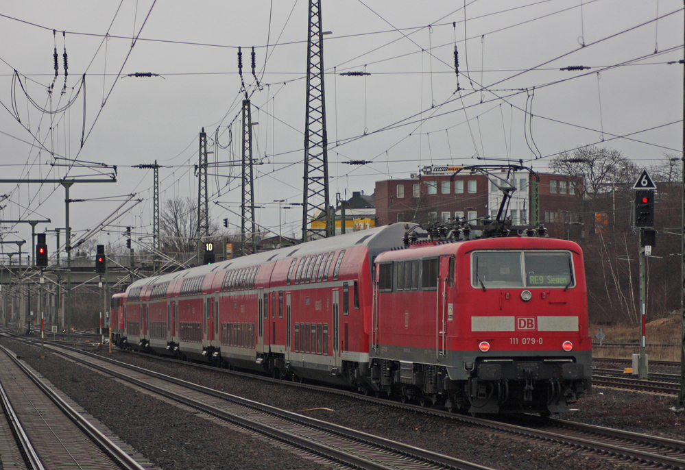Nachschuss: 111 077-4 und 111 079-0 (Zugschluss) mit dem RE10915  RSX  aus Aachen nach Dren bei der Ausfahrt in Dren, 12.12.10