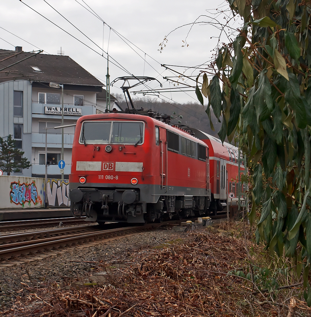 Nachschu: 111 080-8 schiebt am 11.12.2011 den RE 9 (Rhein-Sieg-Express) in den Bahnhof Betzdorf/Sieg, danach geht es weiter in Richtung Kln - Aachen.