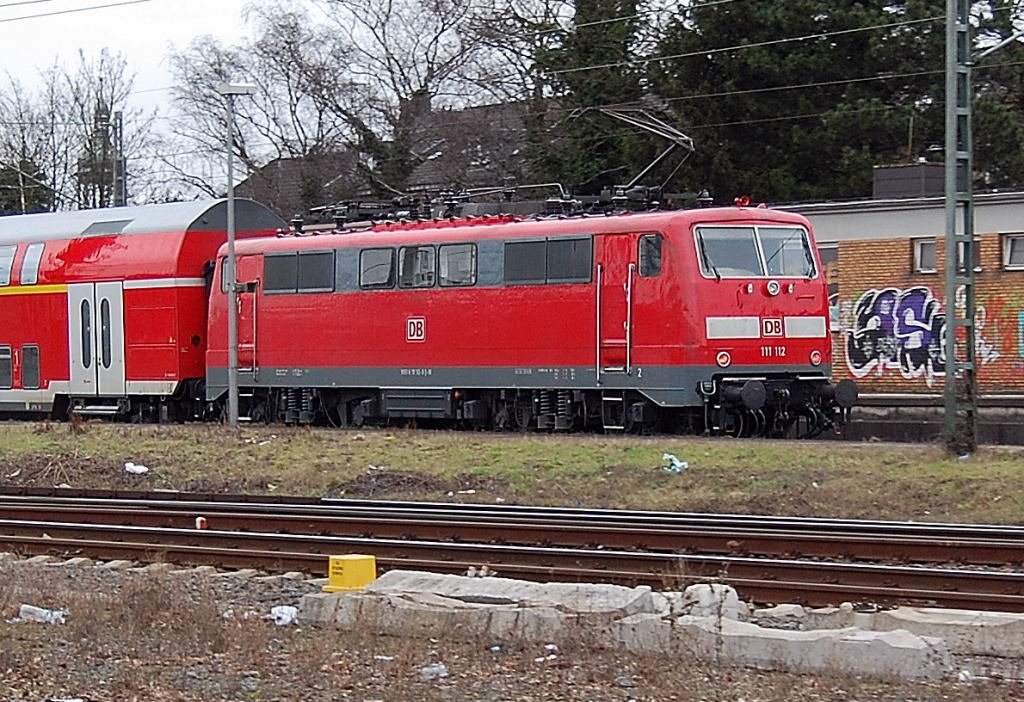 Nachschu 111 112, dieses mal schiebt sie von Aachen nach Dortmund.
Ist nicht schlecht, das dieser Loktype nach all den Jahren im Dienst immer noch fr solch wertige Arbeit eingesetzt wird. 27.2.2010
