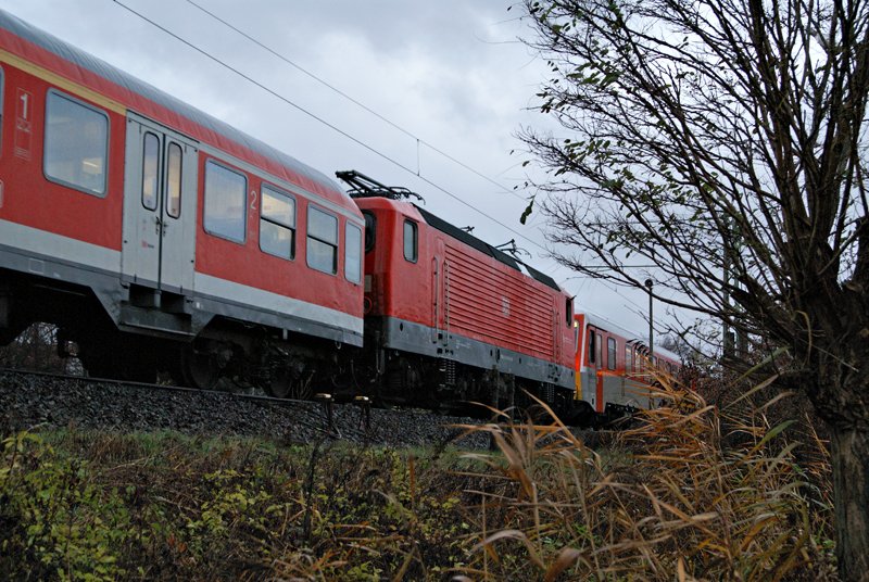 Nachschuss: 143 311-9 wird am 18.11.2009 von einem 628/629 in den Pinneberger Bahnhof gezogen. 