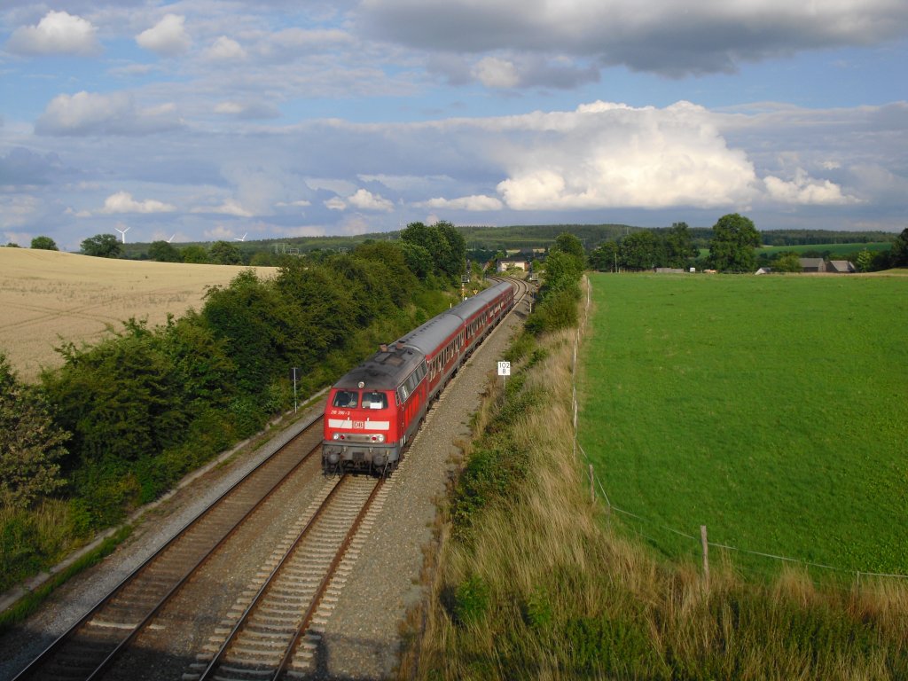 Nachschu 218 390-3 ist hier mit dem Bder Express (3714) am 30.07.10 kurz vor Herlasgrn/V. 