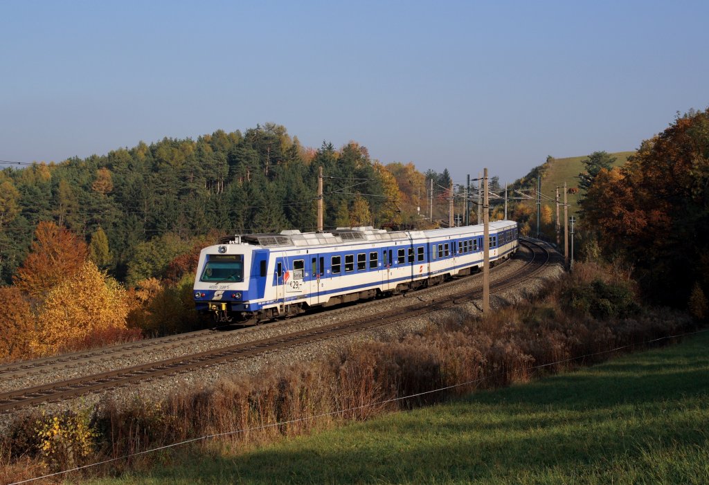 Nachschuss vom 4020.228 als R 2959 an der herbstlichen Steinbauerwiese in Eichberg. 31.10.2011