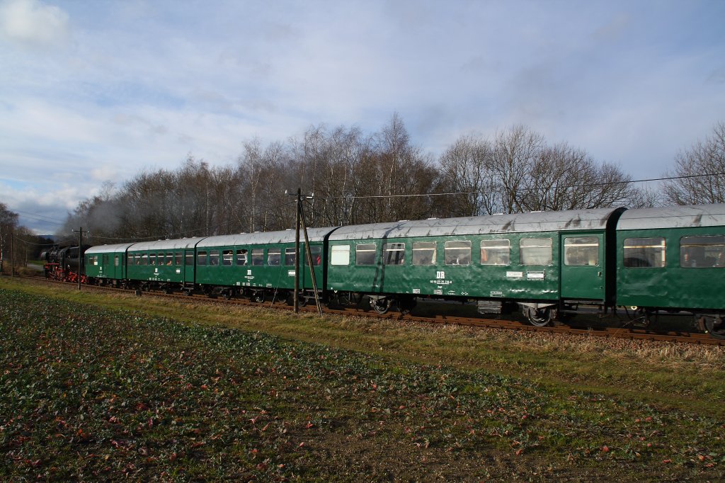 Nachschu von 52 8079-7 am 28.11.09 mit ihren Reko-Wagen der Gattung Bag und Baag zwischen Scheibenberg und Markersbach.