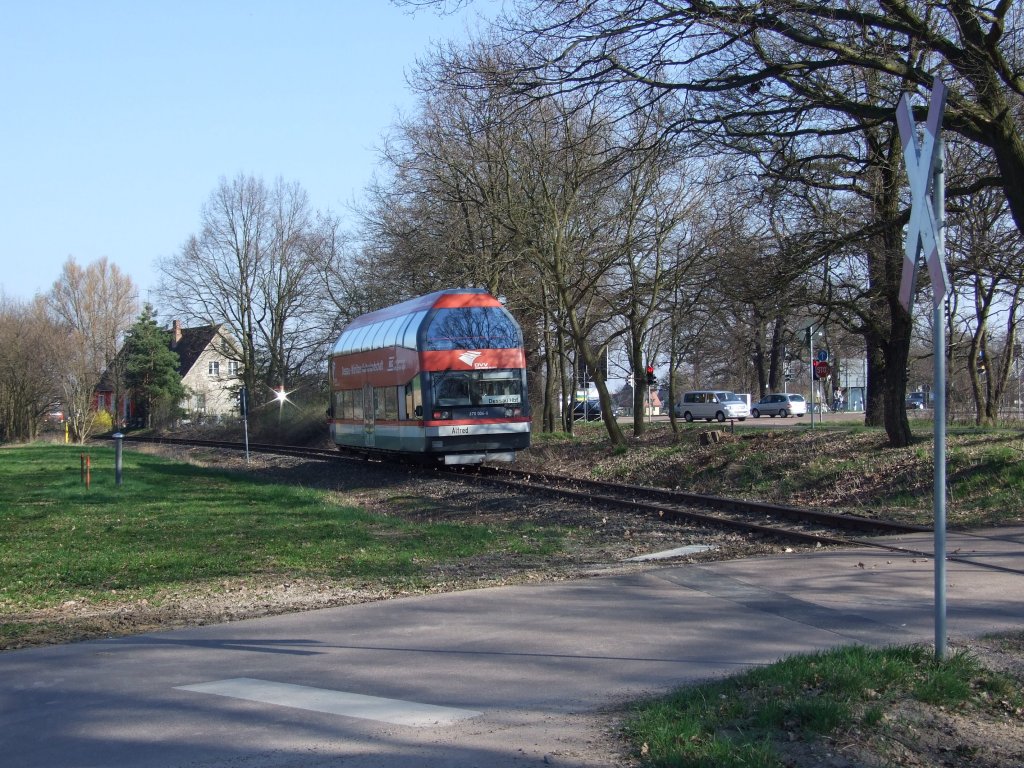 Nachschuss: 670 006  Alfred  der DWE (Dessau-Wörlitzer-Eisenbahn) fährt am Mittwoch, dem 7.4.2010, von Dessau nach Wörlitz und passietr hier den BÜ zwischen De-Mildensee und De-Waldersee

Dessau, der 7.4.2010