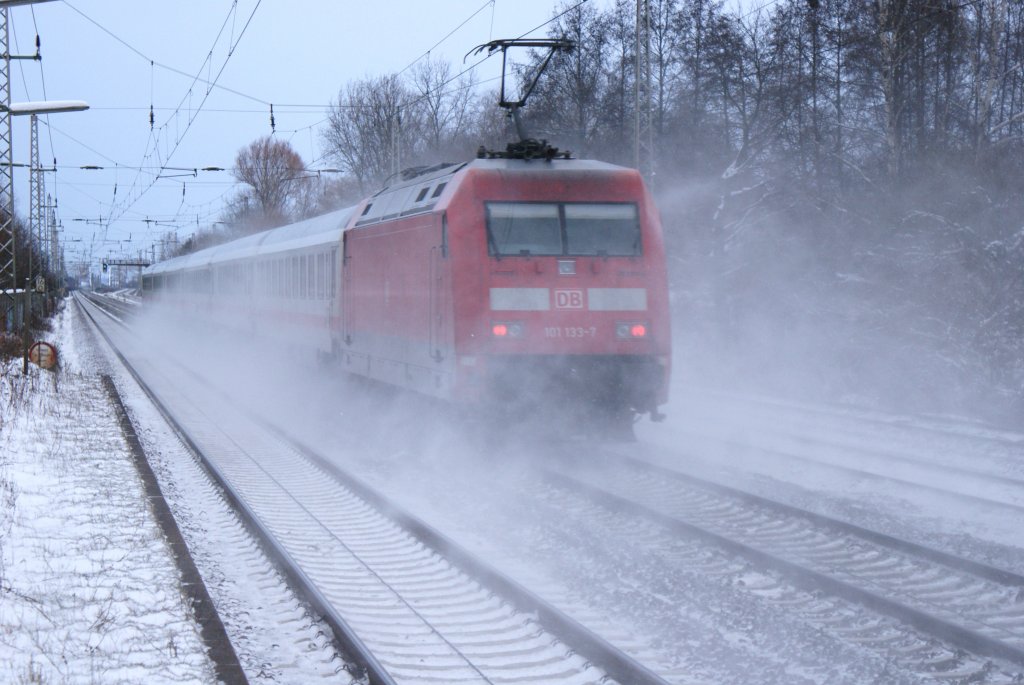 Nachschuss auf die 101 133-7 die mit ihrem IC am 09.01.2010 durch den S-Bahnhof Dedensen/Gmmer fuhr.
