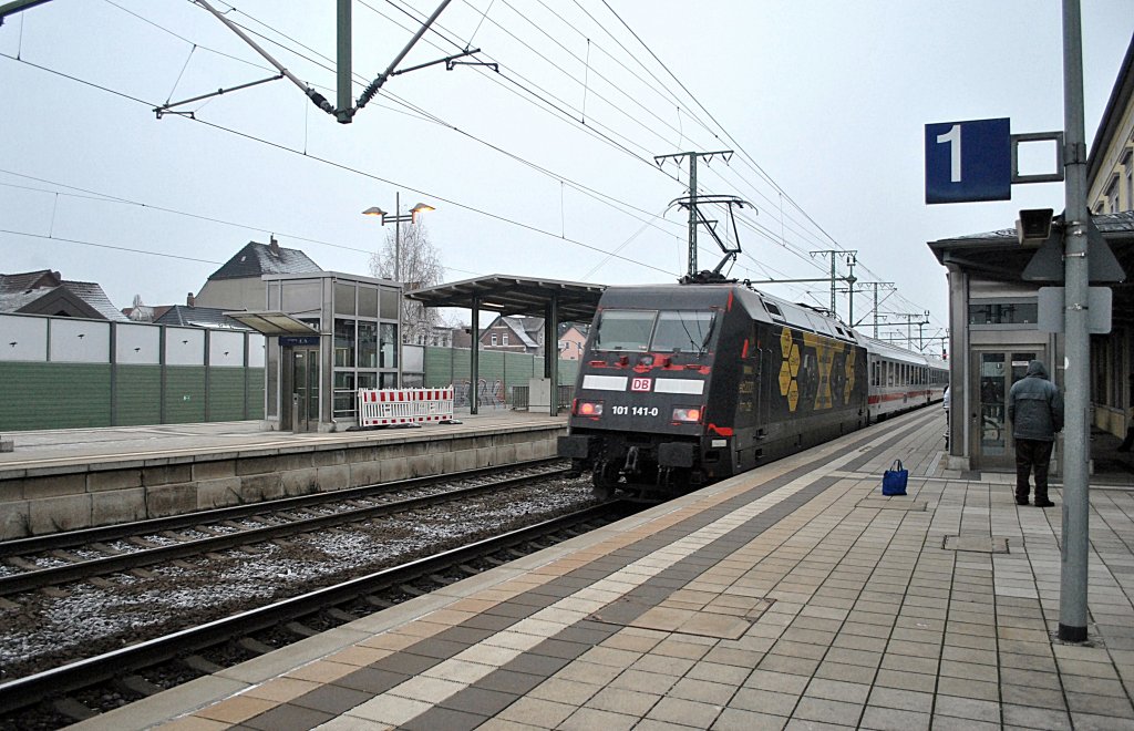 Nachschuss auf 101 141-0, mit IC im Lehrte, am 28.11.10.