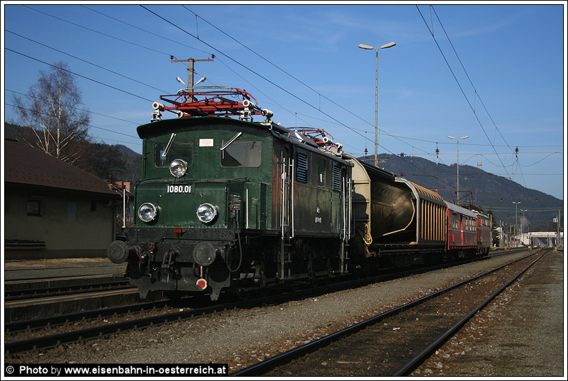 Nachschuss auf 1042.007 mit SDG 91926 (Am Zugschluss: 1080.01) in Niklasdorf am 18.3.2010. Hier wurden ein beschdigter Wagen und die schne 1080.01 von Selzthal (1080) bzw. St.Michael (Wagen) mit einem Hilfszug berstellt. Zuerst nach Bruck/Mur und dann weiter nach Strasshof.