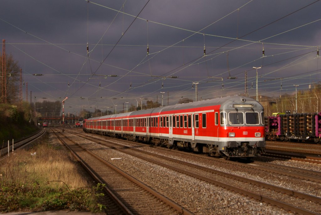 Nachschuss auf die 110 402-5 mit ihrer umgeleiteten RB 35 in Dsseldorf-Rath am 30.03.2012