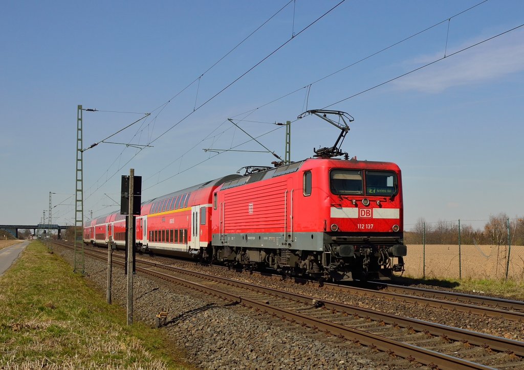 Nachschu auf die 112 137 die hier in Richtung Osterath auf der Kbs 495 nach Krefeld Hbf unterwegs ist am Sonntag den 7.4.2013