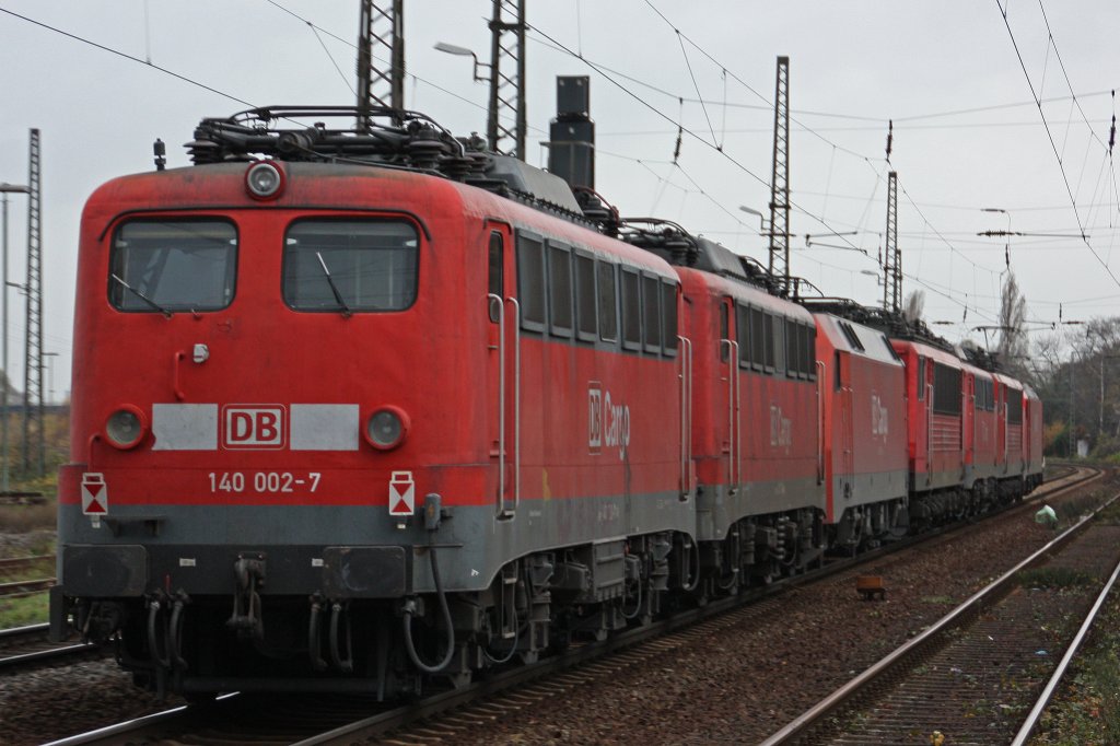 Nachschuss auf 140 002 die am 12.11.10 am Ende des Lokzuges in Duisburg-Bissingheim hing.
In dem Zug hingen gleich zwei Einfachlampen 140er (140 013 und 140 002)