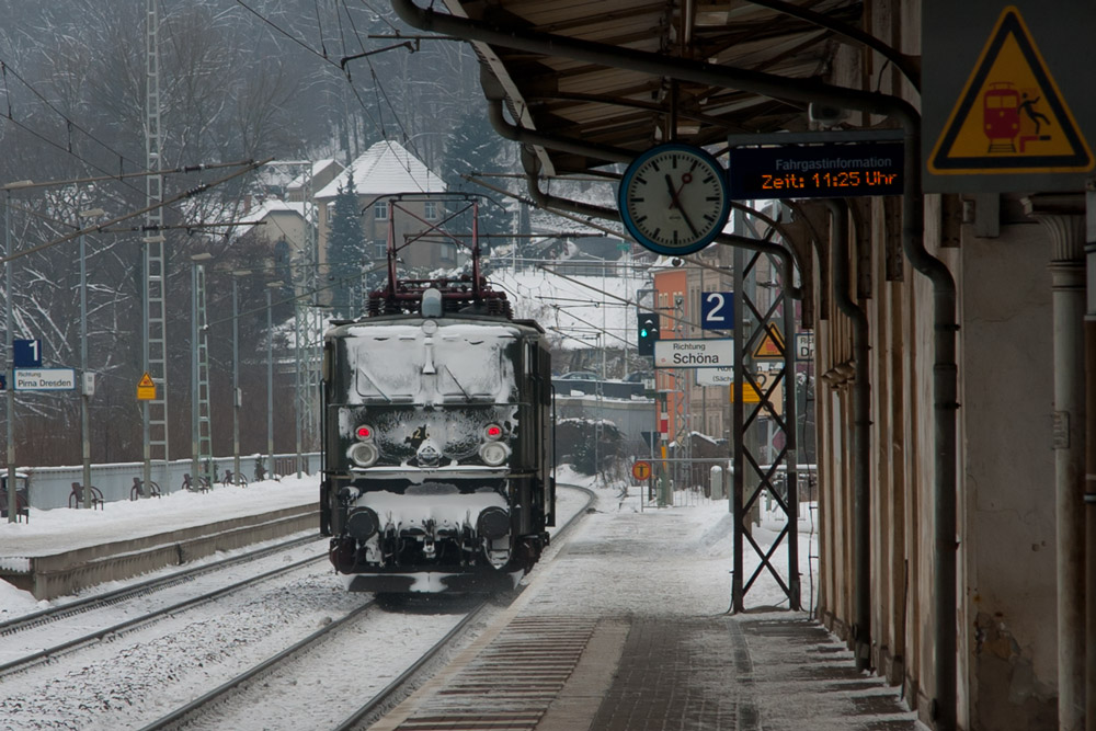 Nachschu auf 142 001 der MTEG, die vom Wetter gezeichnet, gerade durch den Bahnhof Knigstein in Richtung Bad Schandau fhrt. 22.02.2013