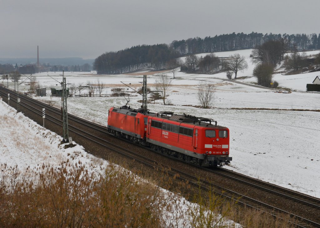 Nachschuss auf 151 067, die von 185 167 gezogen wurde, am 27.02.2013 bei Ergoldsbach.
