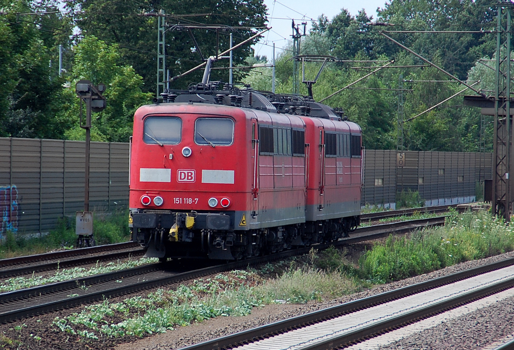 Nachschuss auf die 151 118-7 die zusammen mit 151 101-3 als LZ durch Dedensen-Gmmer in Richtung Wunstorf fahrend zu sehen sind. Samstag 9.7.2011