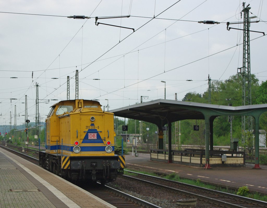 Nachschuss auf die 203 309-0, die am 08.05.2010 Lz durch Eichenberg in Richtung Norden fuhr.