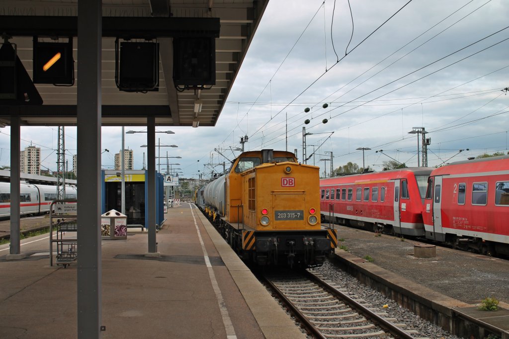 Nachschuss auf 203 315-7 und 203 316-5 am anderen Endes des Spritzzuges bei der Ausfahrt aus Stuttgart Hauptbahnhof. (10.05.2013)