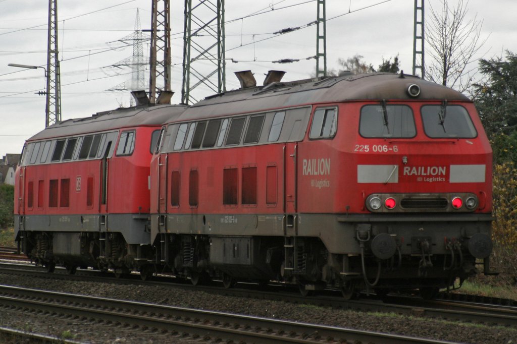 Nachschuss auf 225 006 und 225 099 bei der Durchfahert am 18.11.09 durch Ratingen-Lintorf