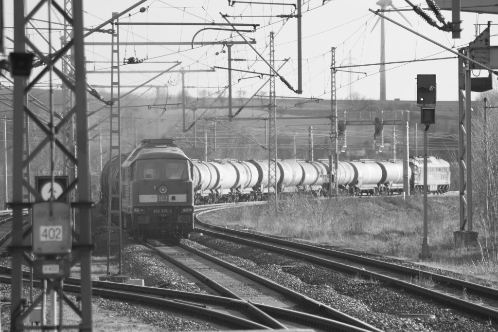 Nachschuss auf 233 536-2 mit ihrem Kesselwagenzug kurz nach der Durchfahrt in Bischleben.Vorne zieht 232 618-9.04.03.2010