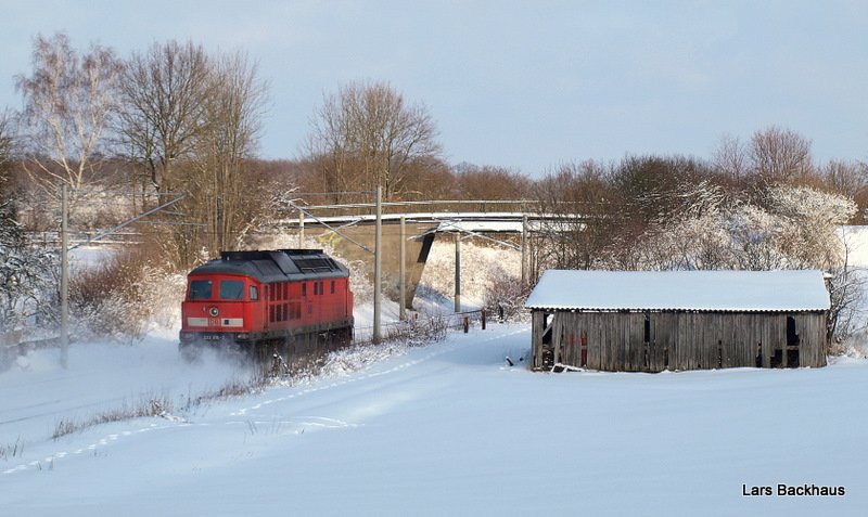 Nachschuss auf die 233 616-2, die am 30.01.10 einen brachliegenden Unterstand in Altenfelde passiert.