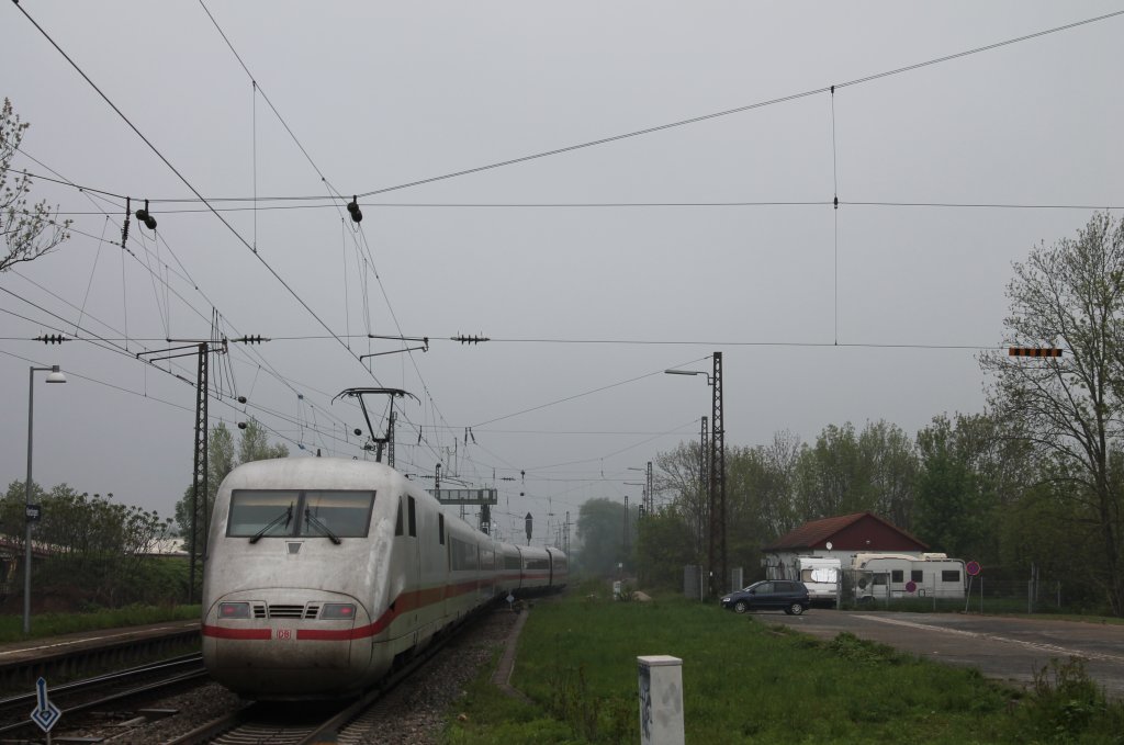 Nachschuss auf 401 073-2 beim passieren der Gleisbaustelle nrdlich von Kenzingen. (02.05.2013)