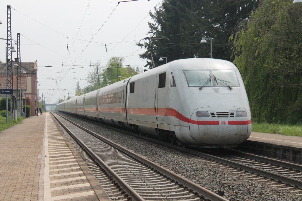 Nachschuss auf 401 504-6  Mhldorf am Inn  am 02.05.2013 bei der Durchfahrt in Kenzingen.