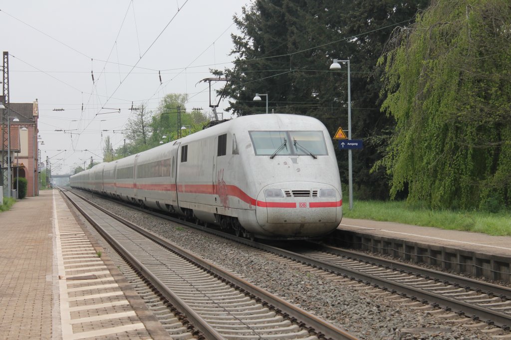 Nachschuss auf 401 580-6 am 02.05.2013 bei der Durchfahrt gen S�den auf der KBS 703 in Kenzingen.