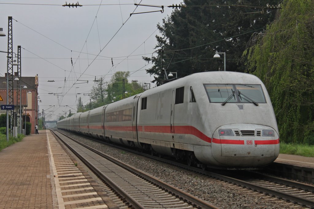 Nachschuss auf 401 582-2  R�desheim am Rhein  am 02.05.2013 bei der Durchfahrt in Kenzingen.