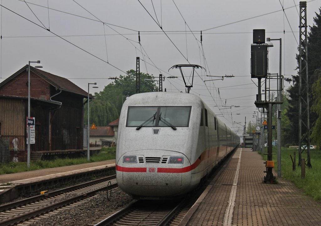 Nachschuss auf 401 588-9  Hildesheim  am 02.05.2013 bei der Durchfahrt in Kentzingen.