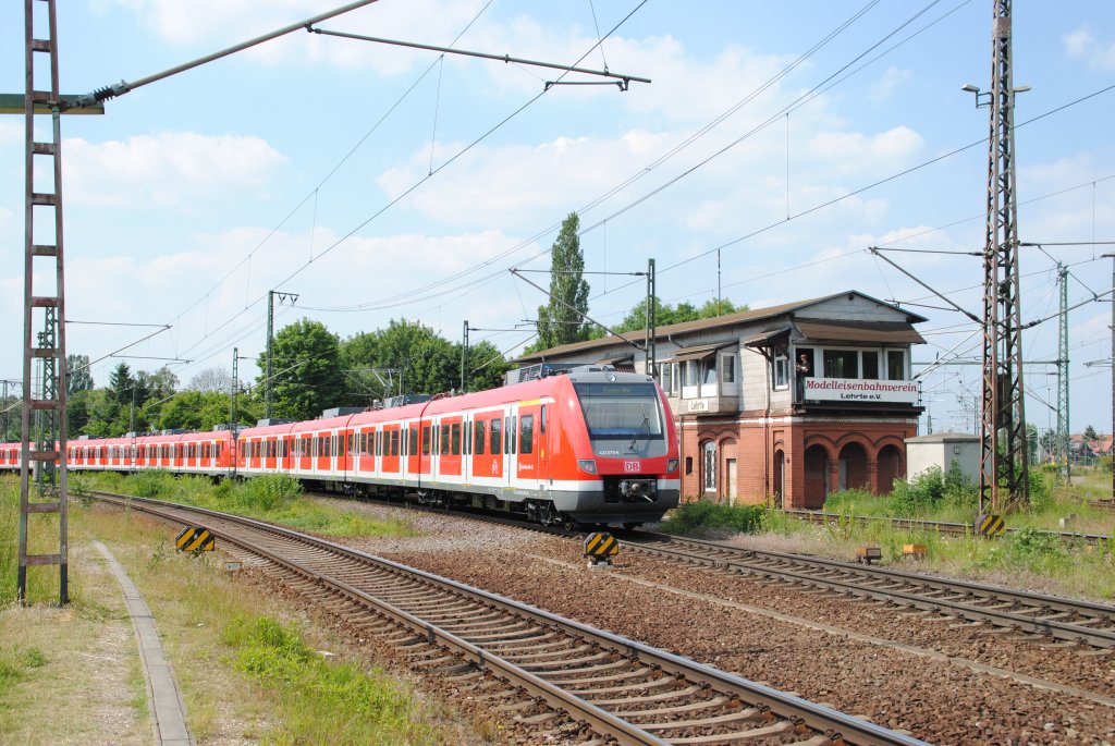 Nachschuss auf 422 078-6. Im Ziel habe ich enddeckt da stand S1 Essen HBF. Der Zug fuhr am 24.06.10 durch Lehrte.