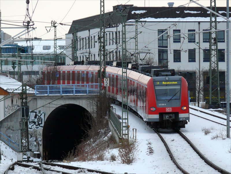 Nachschuss auf 423 681 als S3 nach Holzkirchen; M�nchen-Ost, 02.02.2010
