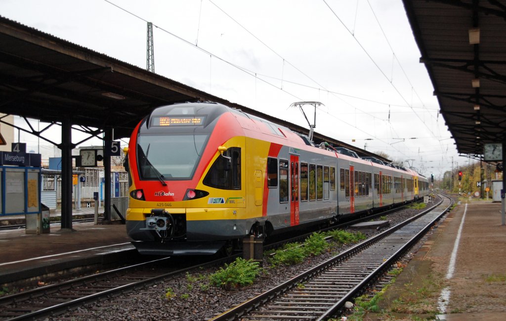 Nachschuss auf 429 046 der HLB, welcher am 06.11.10 zusammen mit 429 044 durch Merseburg Richtung Grokorbetha fuhr. 