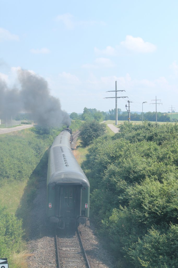 Nachschuss auf 44 546 mit ihrem Zug bestehend aus 3 Wagen kurz hinter Wassertrdingen am 07.07.2013.