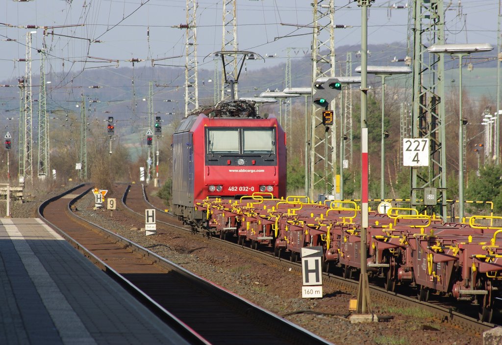 Nachschuss auf 482 032-0, die ihren Containerzug durch Eichenberg in Richtung Norgen weiterzieht. Aufgenommen am 07.04.2010.