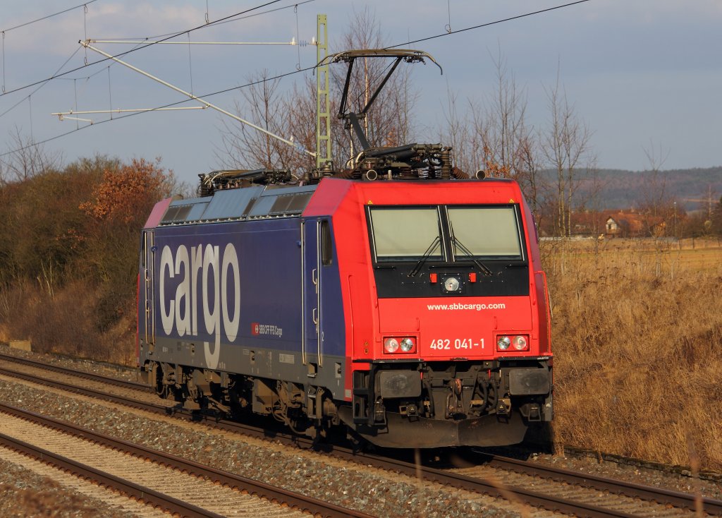 Nachschuss auf die 482 041-1 SBB als Tfzf bei Staffelstein am 07.03.2012.