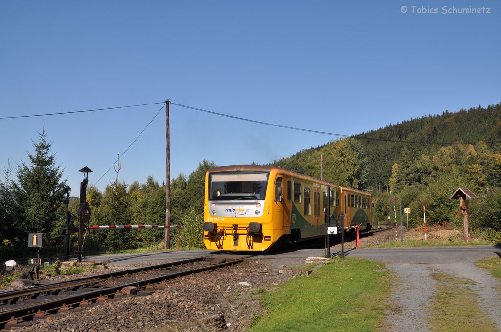 Nachschuss auf 814 014 als Os 7547 von elezn Ruda-Albětn nach Klatovy am Bahnbergang in Zelen Lhota