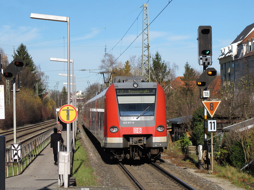 Nachschuss auf den aus der Station Harras ausfahrenden 423 617 als S7 Wolfratshausen - Kreuzstra�e; M�nchen, 14.11.2010
