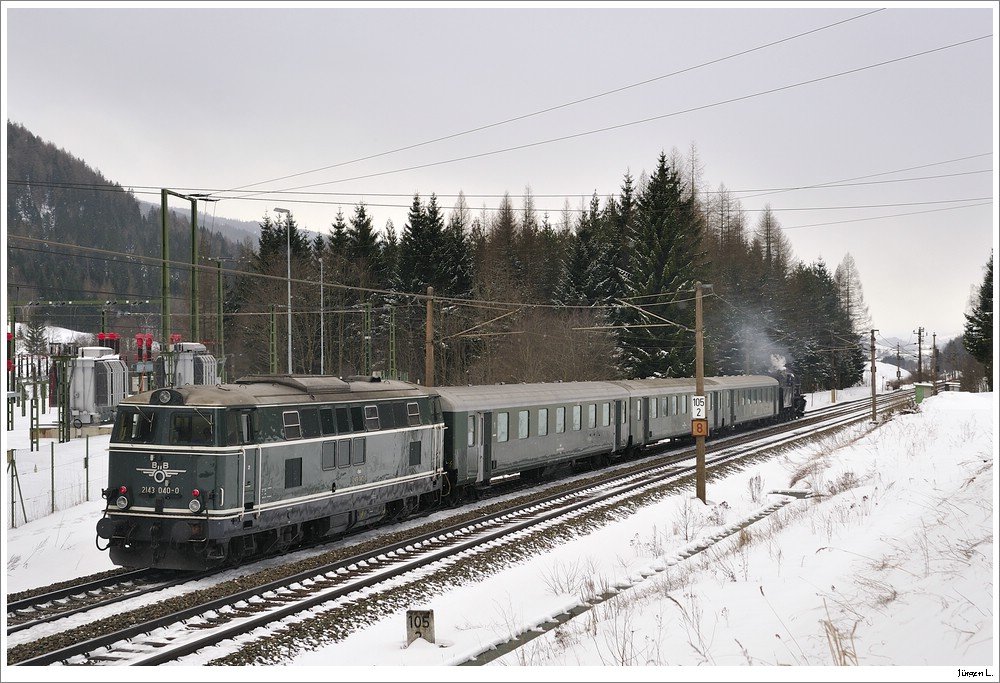 Nachschuss auf den Dampfsonderzug R16137 (Wien/FJB - M�rzzuschlag) beim S�dportal des Semmeringtunnels; 13.3.2010.