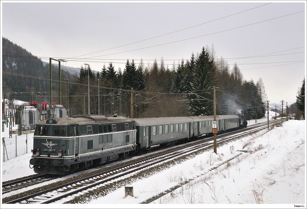 Nachschuss auf den Dampfsonderzug R16137 (Wien/FJB - Mrzzuschlag) beim Sdportal des Semmeringtunnels; 13.3.2010.