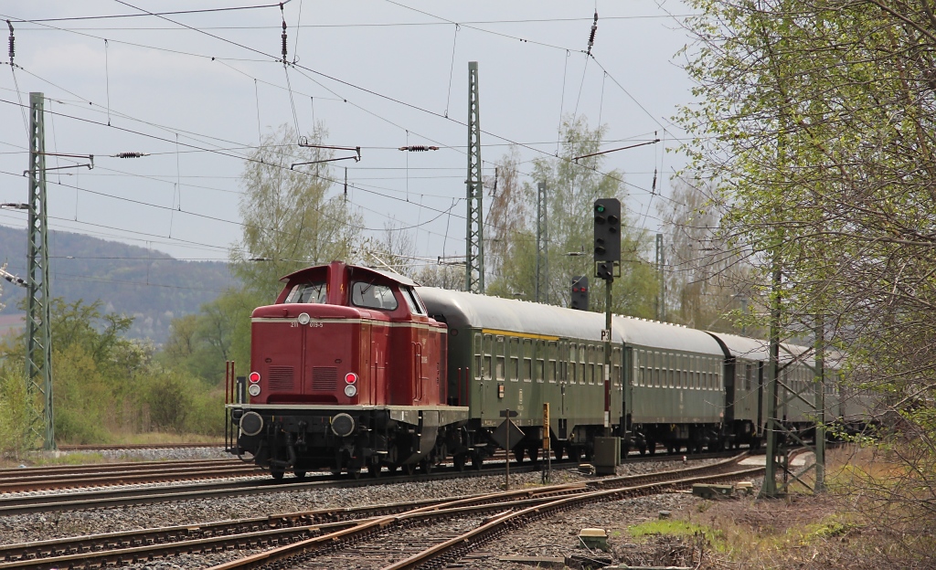 Nachschuss auf den Dampfzug mit 03 1010 als Zuglok und 211 019-5 am Zugschluss. Die Leerfahrt befand sich am 27.04.2012 auf Fahrt von Vienenburg nach Bebra. Aufgenommen bei Eschwege West.