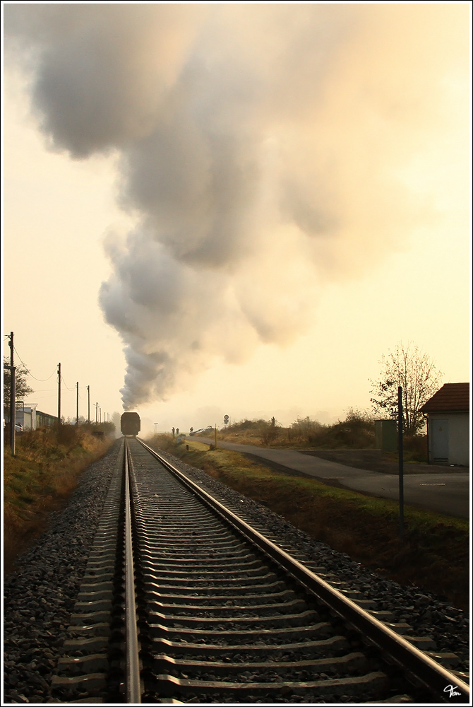 Nachschuss auf DGz 300 von Meiningen nach Zella-Mehlis, bespannt mit 50 3501 - Plandampf Werratal.
Wernshausen  EK 29.10.2011