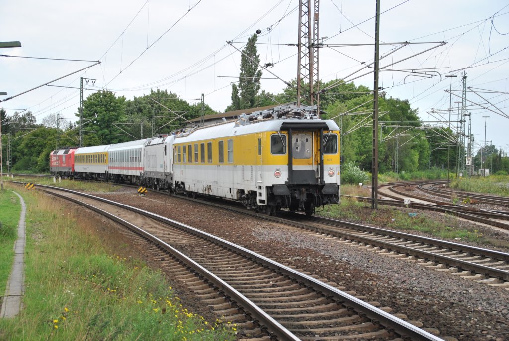 Nachschuss auf diesen Steuerwagen in Lehrte am 23.08.10. Dieser ist ein Messzug.