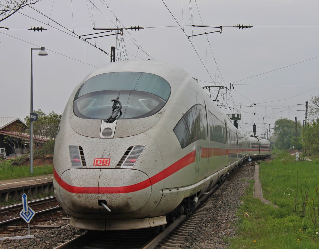 Nachschuss auf die Doppeleinheit mit dem ICE3ern 403 532-5  Augsburg  und vorne l�uft 403 018-5  M�nster (Westf.)  bei der Ausfahrt aus Kenzingen.