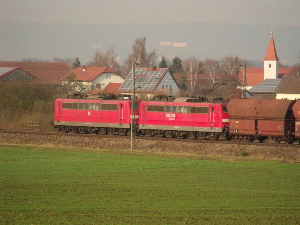 Nachschuss auf eine Doppeltraktion 151'er ( 151 020  -5 und 151 152 -6)mit ihrem Erzbomber. Zu sehen in der N�he Moosham am 22.11.2009