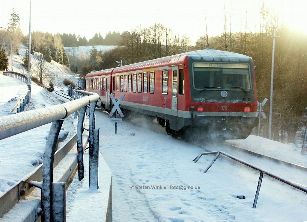 Nachschuss auf einen 628 bei Selbitz am 15.03.2010. Der Zug fhrt ins Gegenlicht und hinterliess paar Meter weiter eine gleissende Wolke aus aufgewirbeltem frischen Schnee....