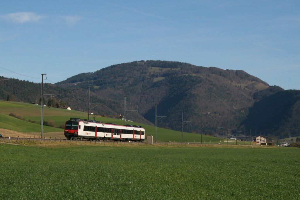 Nachschuss auf einen dreiteiligen Domino-Pendelzug, unterwegs als R 5073 (La Chaux-de-Fonds - Biel/Bienne) zwischen Cortbert und Corgmont im Vallon de St-Imier. 14.11.2010. 