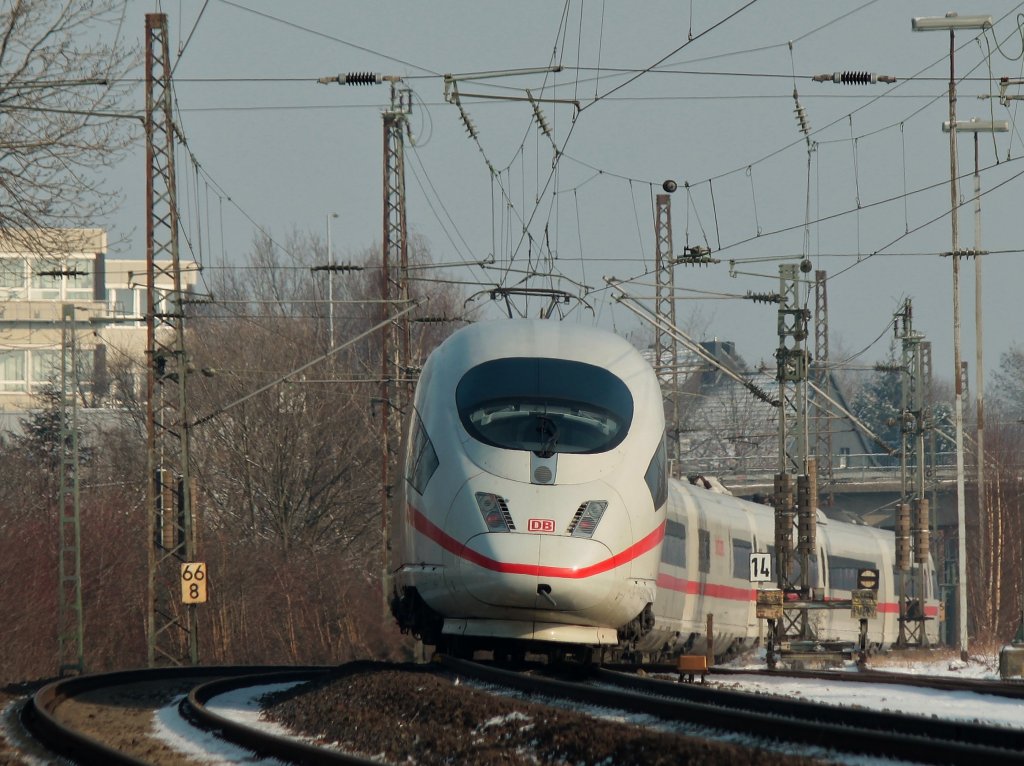 Nachschu auf einen ICE3, der sich am 04.02.2012 auf der KBS 480 bei Rothe Erde von Brssel ber Aachen kommend elegant in die Kurve legt.
