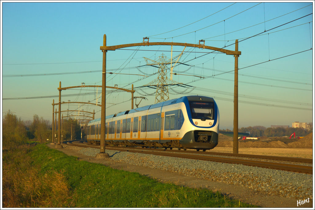 Nachschuss auf einen SLT-Triebzug, der am 14. Oktober 2012 als RB nach Den Haag unterwegs ist bei Dordrecht.