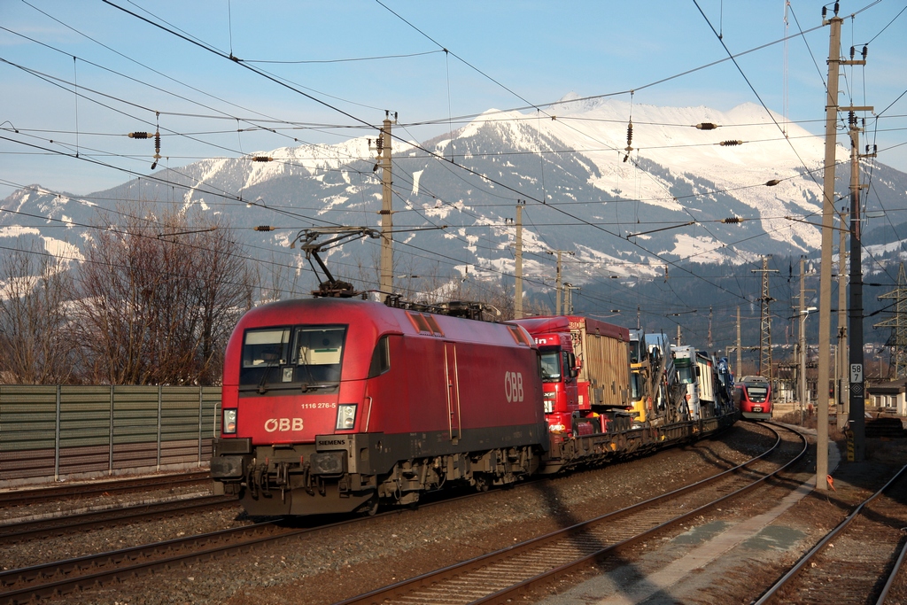 Nachschu� auf einen Zug der RoLa im Bf Fritzens-Wattens mit 1116 276, Zuglok war die hier nicht sichtbare 1044 100. (17.03.2010)